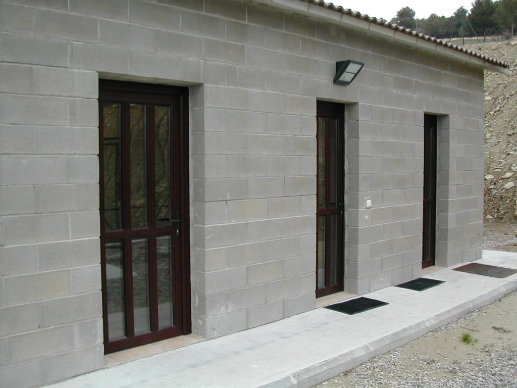 Carpintería de aluminio para entrada de edificios