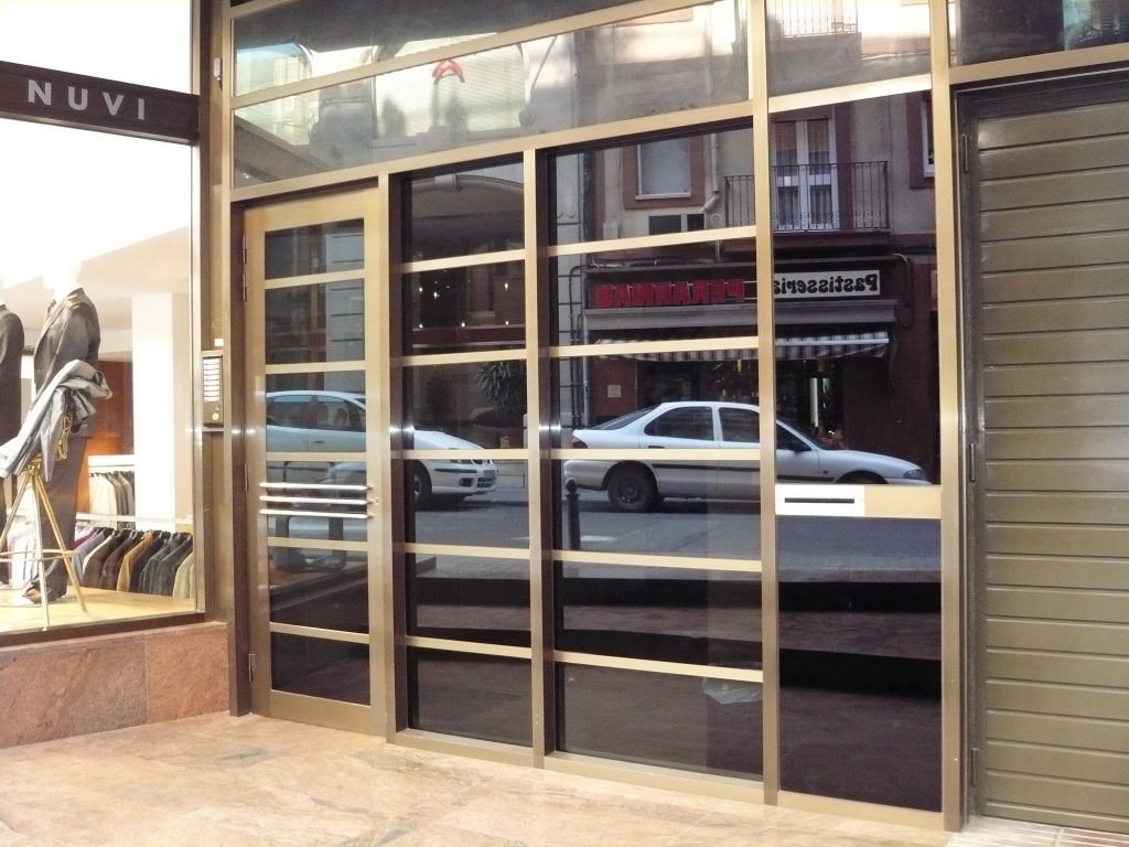 Carpintería de aluminio para entrada de edificios