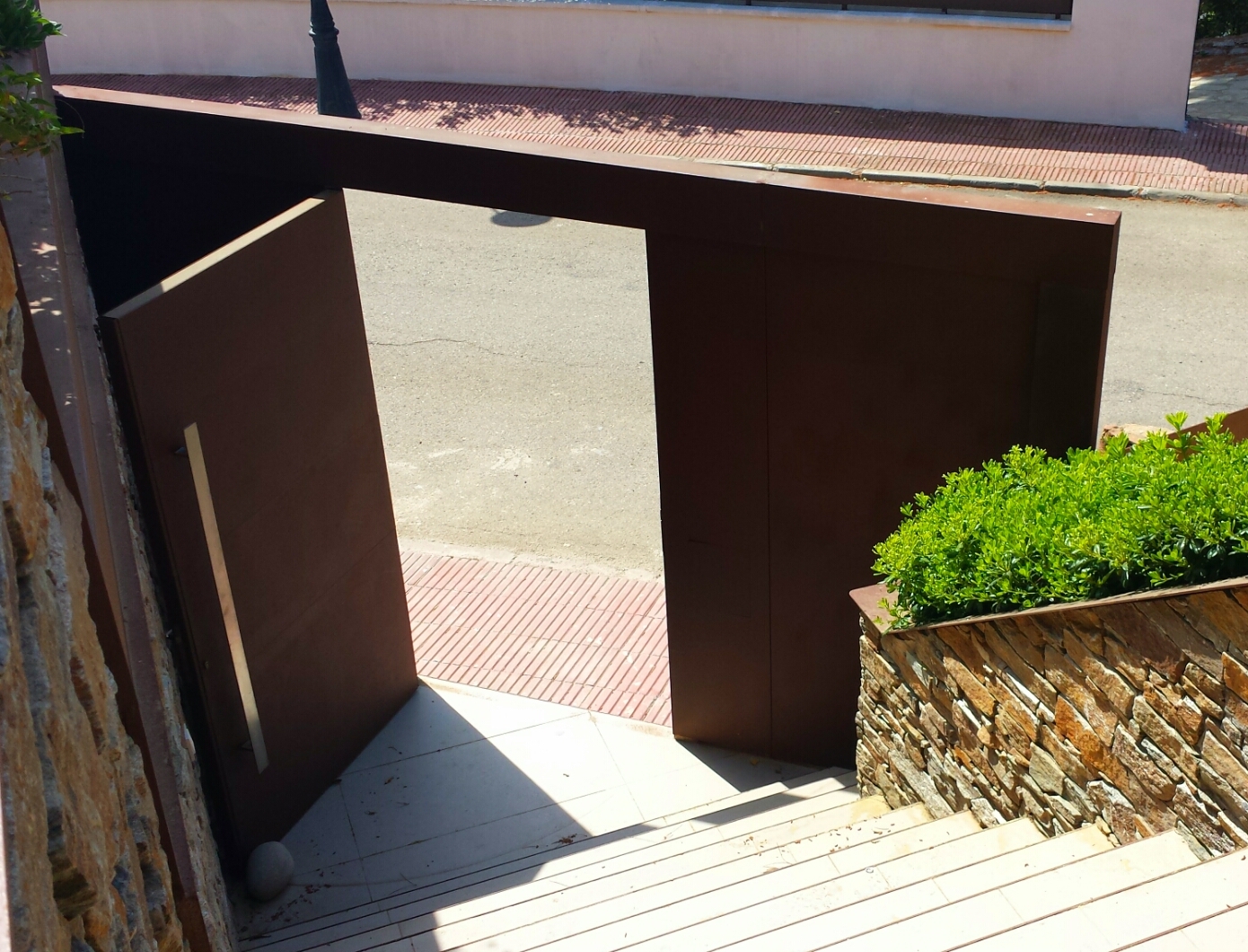 Carpintería de aluminio para entrada de edificios