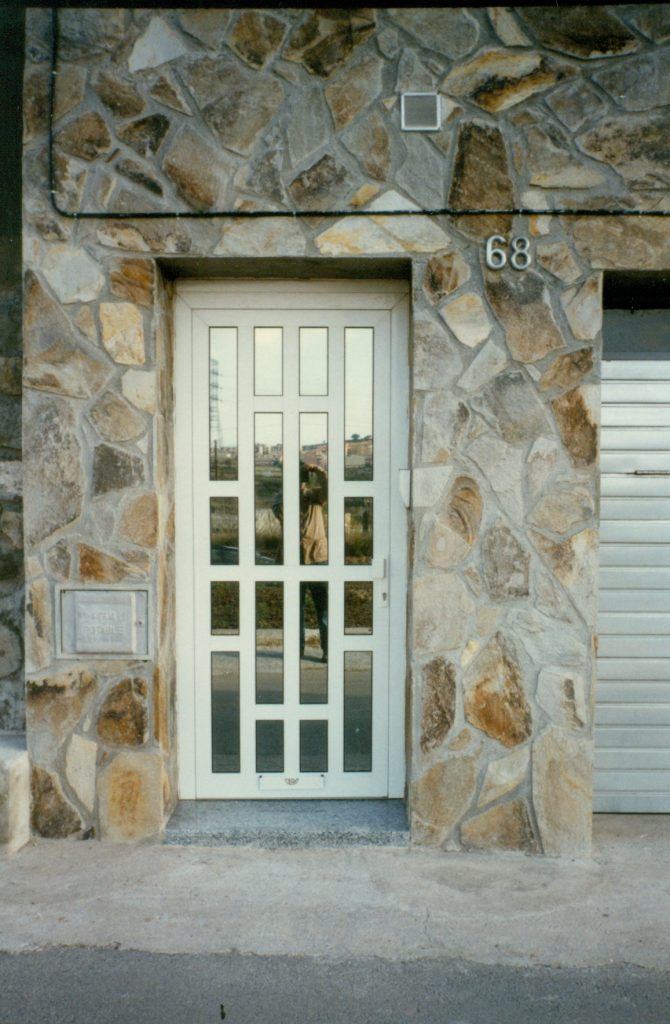 Carpintería de aluminio para entrada de edificios