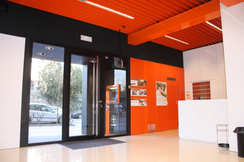 Fabricación y montaje de carpintería de aluminio para establecimientos, comercios y hostelería